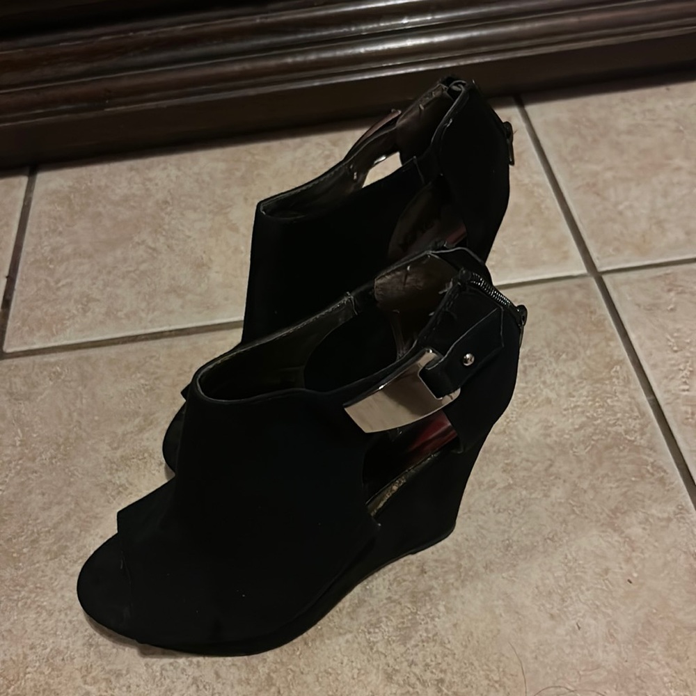 Carlos wedges